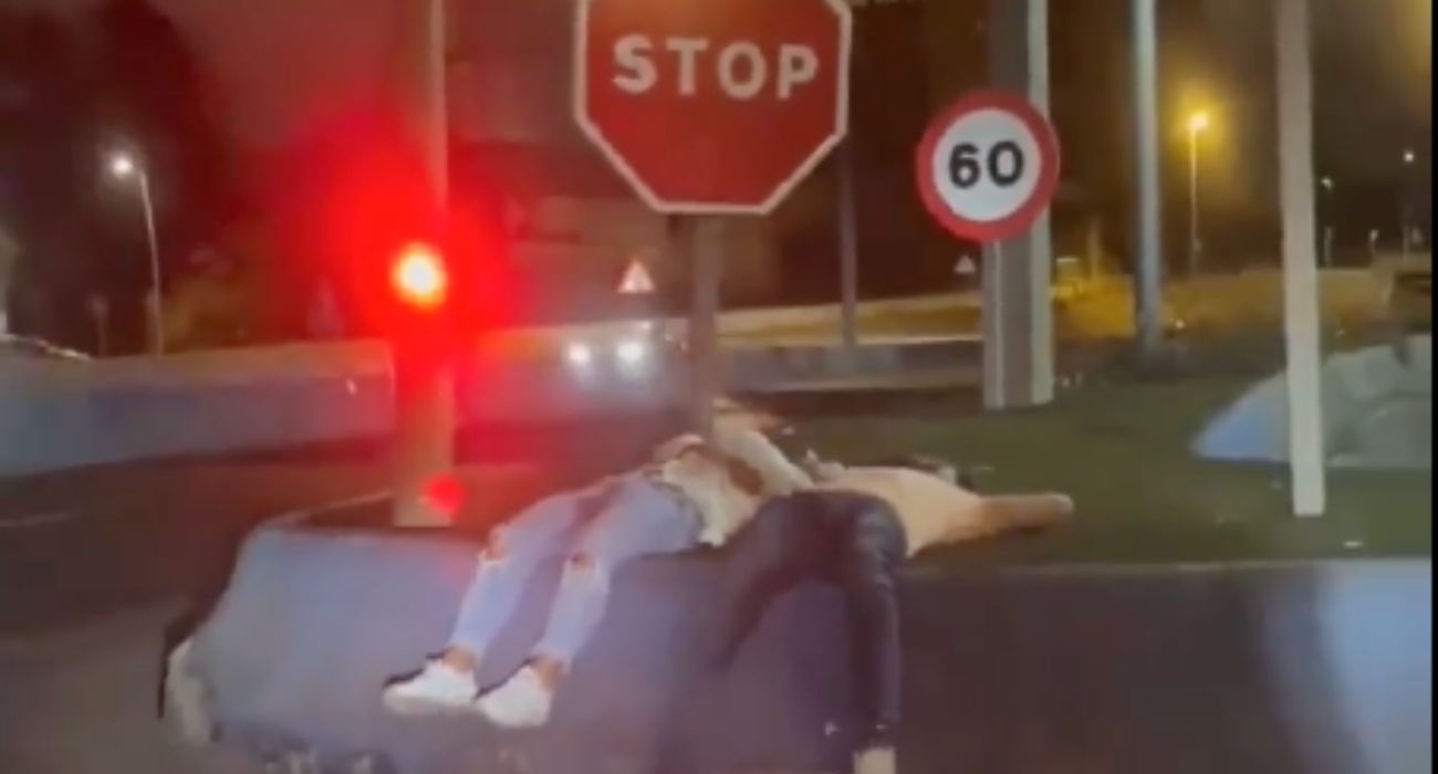 En medio de un cruce se echaron una cabezadita dos jóvenes en Algeciras.