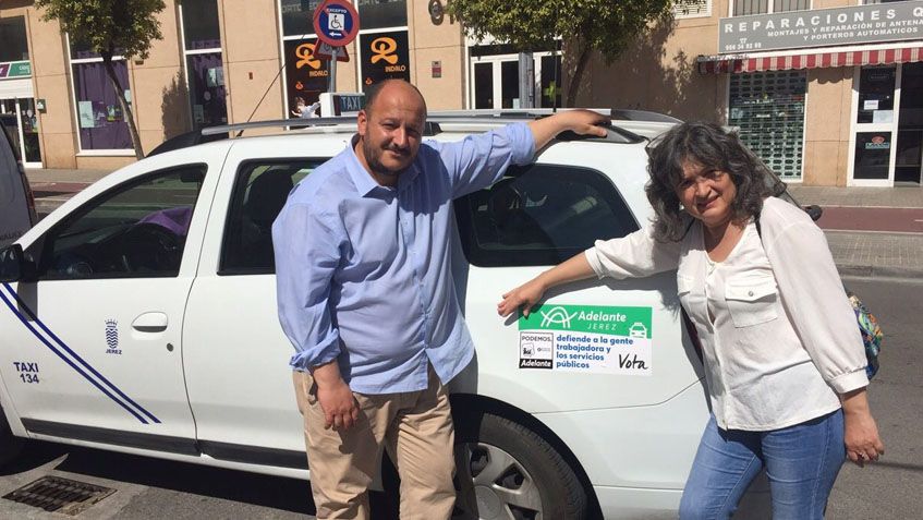 El candidato a la alcaldía por la coalición electoral junto a la número 2, Rocío Monedero.