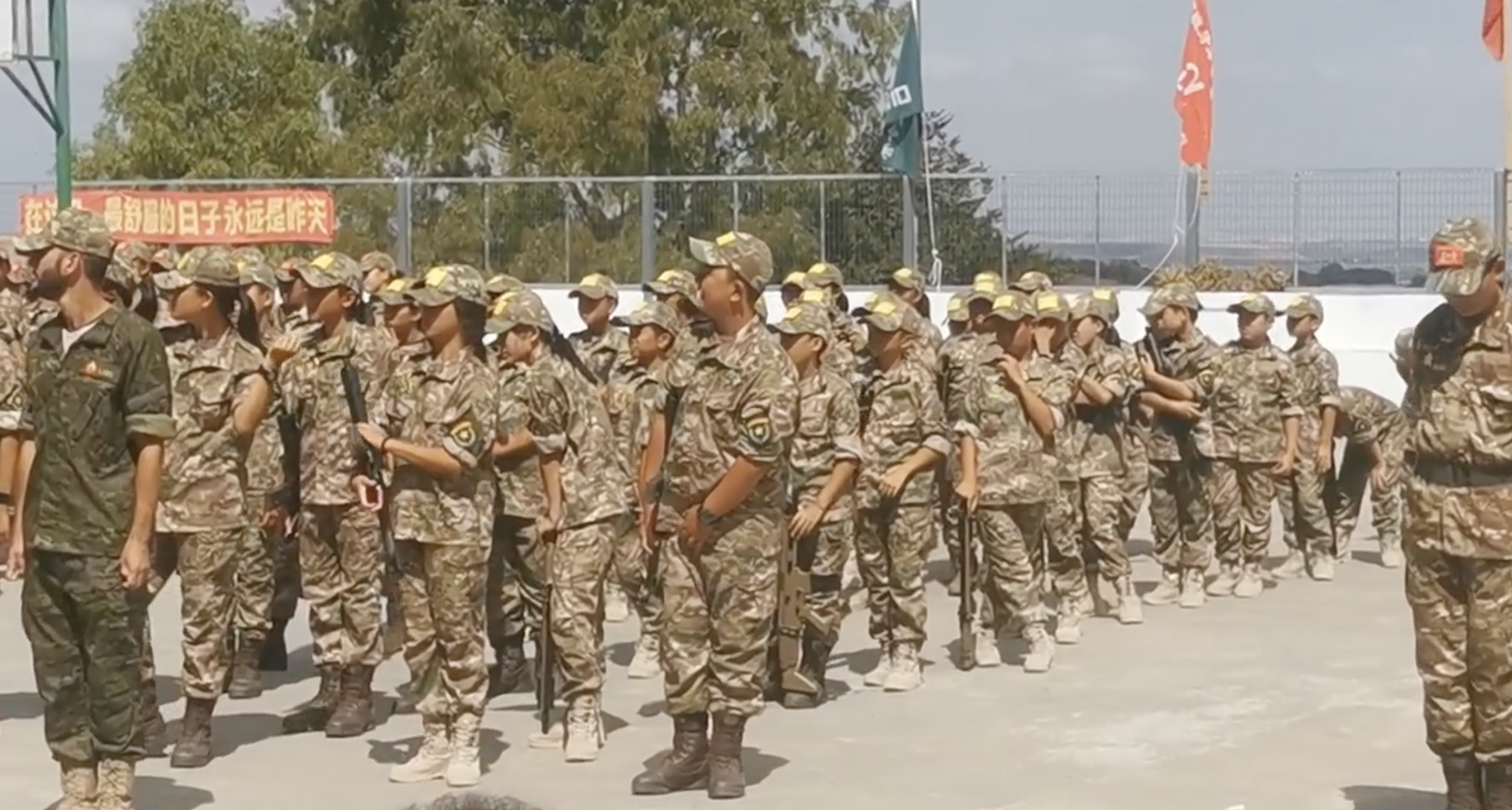 Un momento del desfile de despedida del campamento cívico militar chino que ha acogido este agosto San José del Valle.