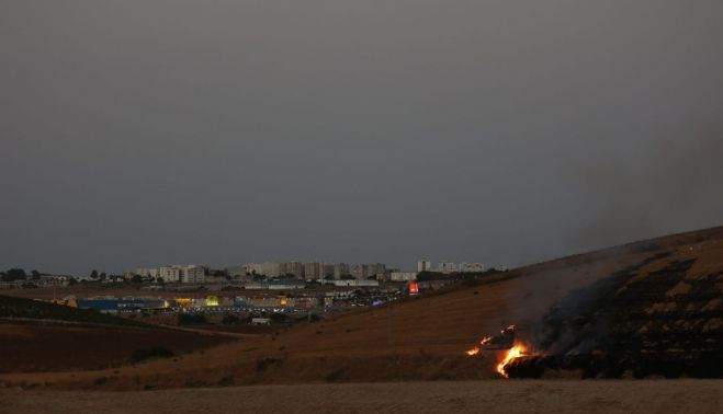 El incendio que se ha originado detrás de Luz Shopping. El fuego que se ha originado en una zona de pastos a la espalda de Luz Shopping. MANU GARCÍA y CANDELA NÚÑEZ
