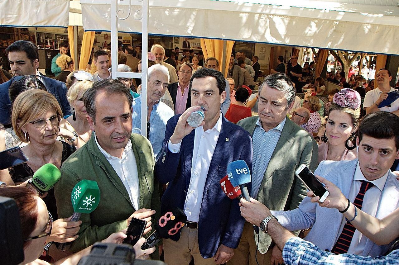 Comparecencia de Saldaña y Moreno Bonilla, que calma la sed, a las puertas de la caseta del PP jerezano, el año pasado. FOTO: MANU GARCÍA
