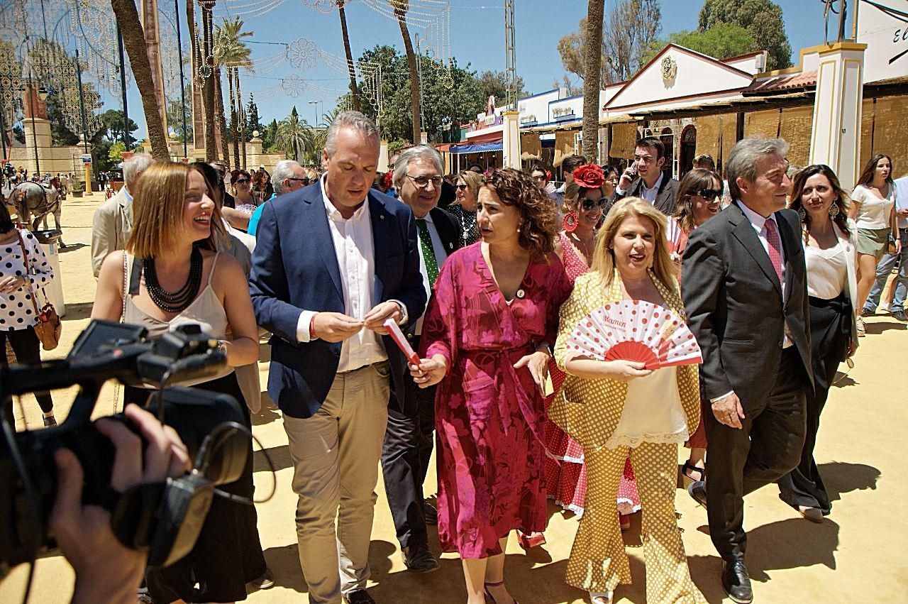 La ministra junto a Mamen Sánchez y otros cargos socialistas, en su paseo por la Feria del Caballo. FOTO: MANU GARCÍA