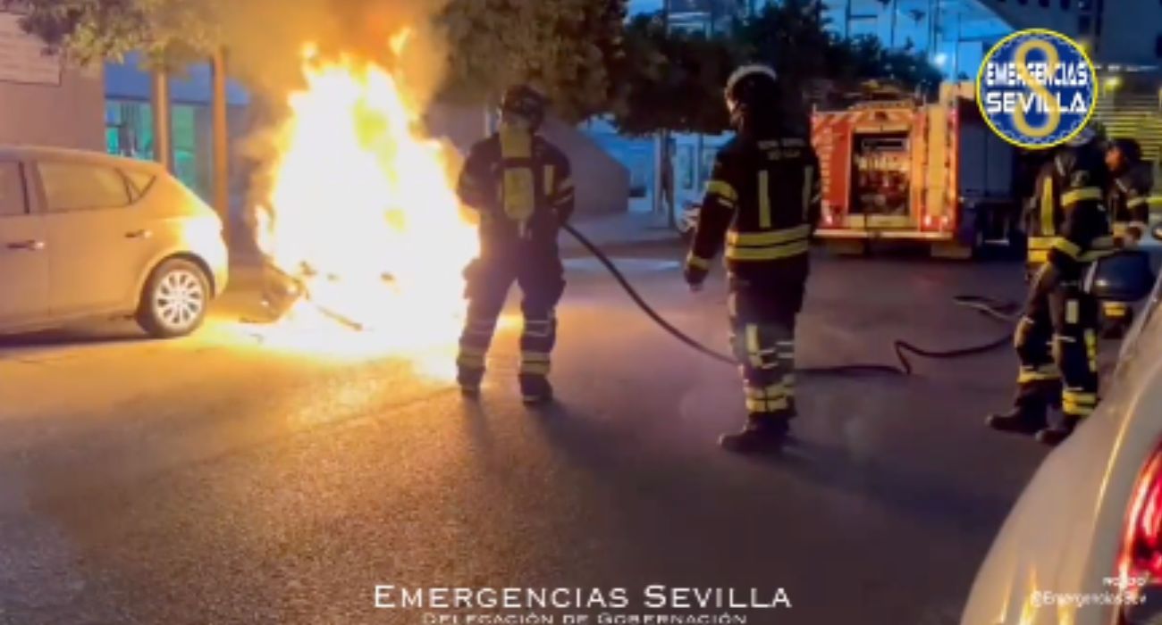 Bomberos de Sevilla, apagando el fuego originado en un coche.