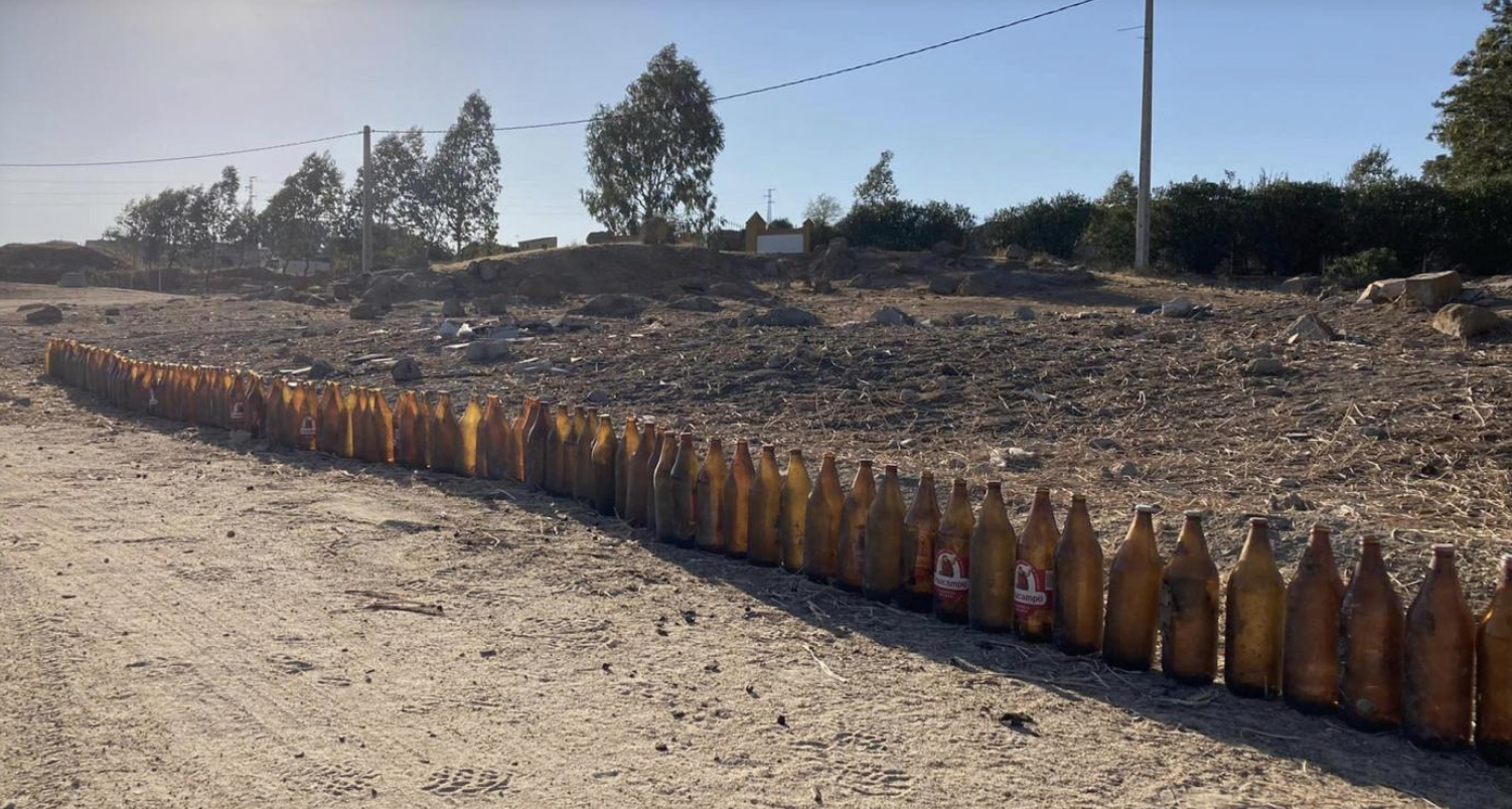 Hilera de litronas de cervezas en Gerena.