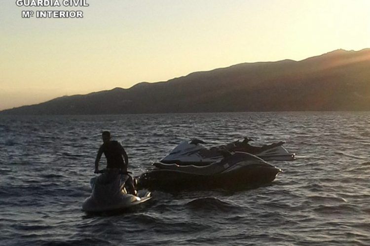 La Guardia Civil advierte que cada vez es más habitual el transporte ilegal de inmigrantes en motos de agua para introducirlos en España.
