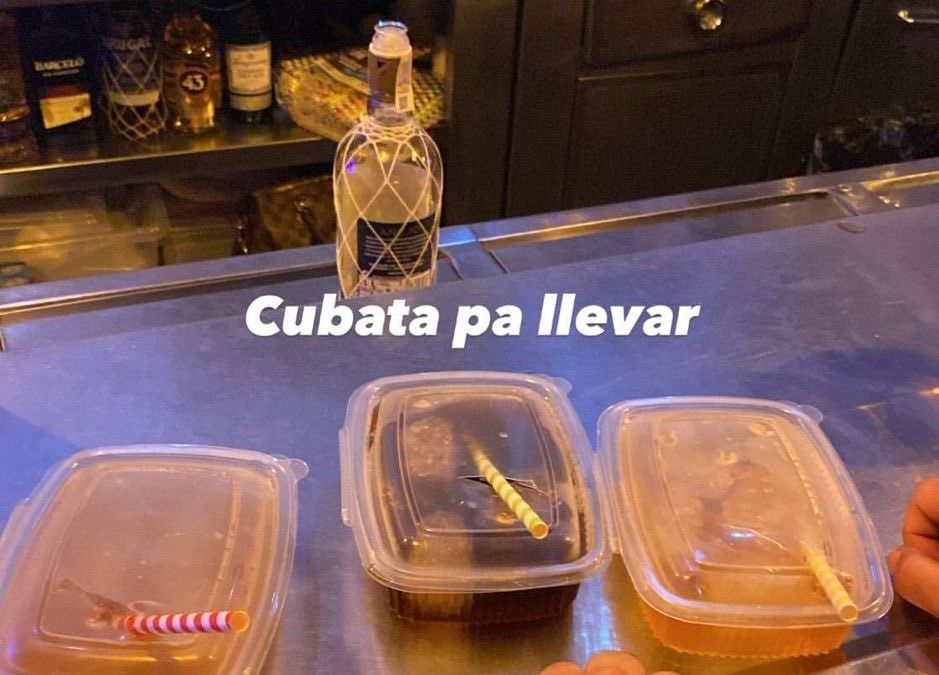 Pide un cubata para llevar y el bar improvisa un recipiente para llevar como si fuese un tupper de puchero