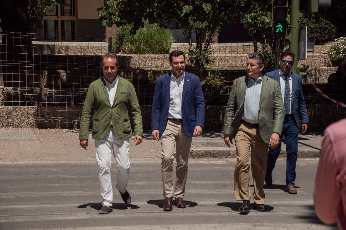 Antonio Saldaña, Juanma Moreno y Antonio Sanz, antes de acceder al Real de la Feria del Caballo, en una imagen de archivo. FOTO: MANU GARCÍA