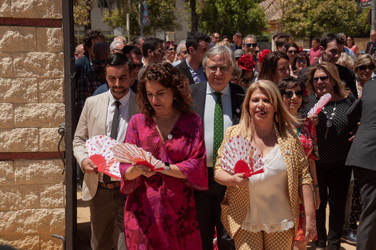 La ministra de Hacienda en funciones, María Jesús Montero, junto a Mamen Sánchez, en una visita a la Feria del Caballo esta semana. FOTO: MANU GARCÍA