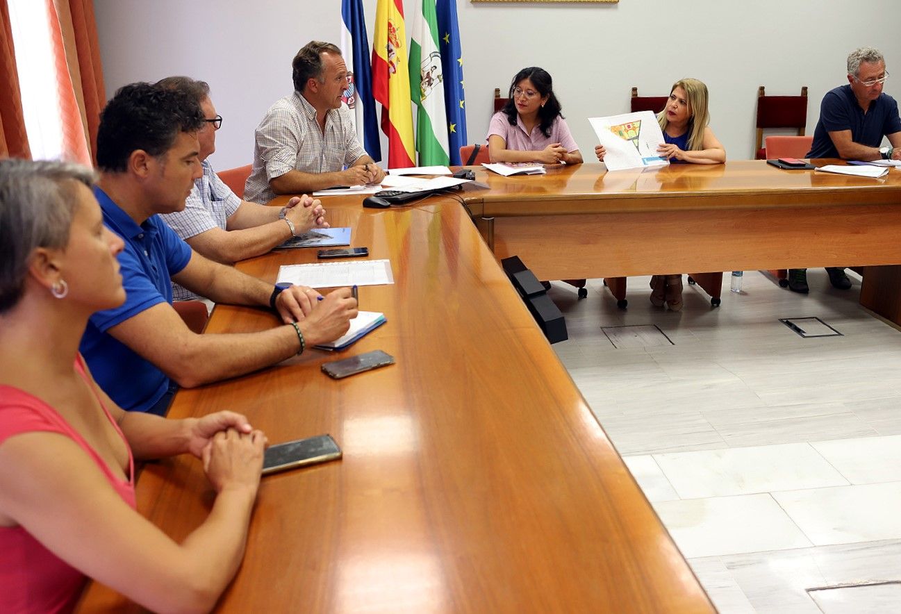 La alcaldesa presenta a los miembros de la asociación de vecinos de La Constancia los planes para el Parque Scout.
