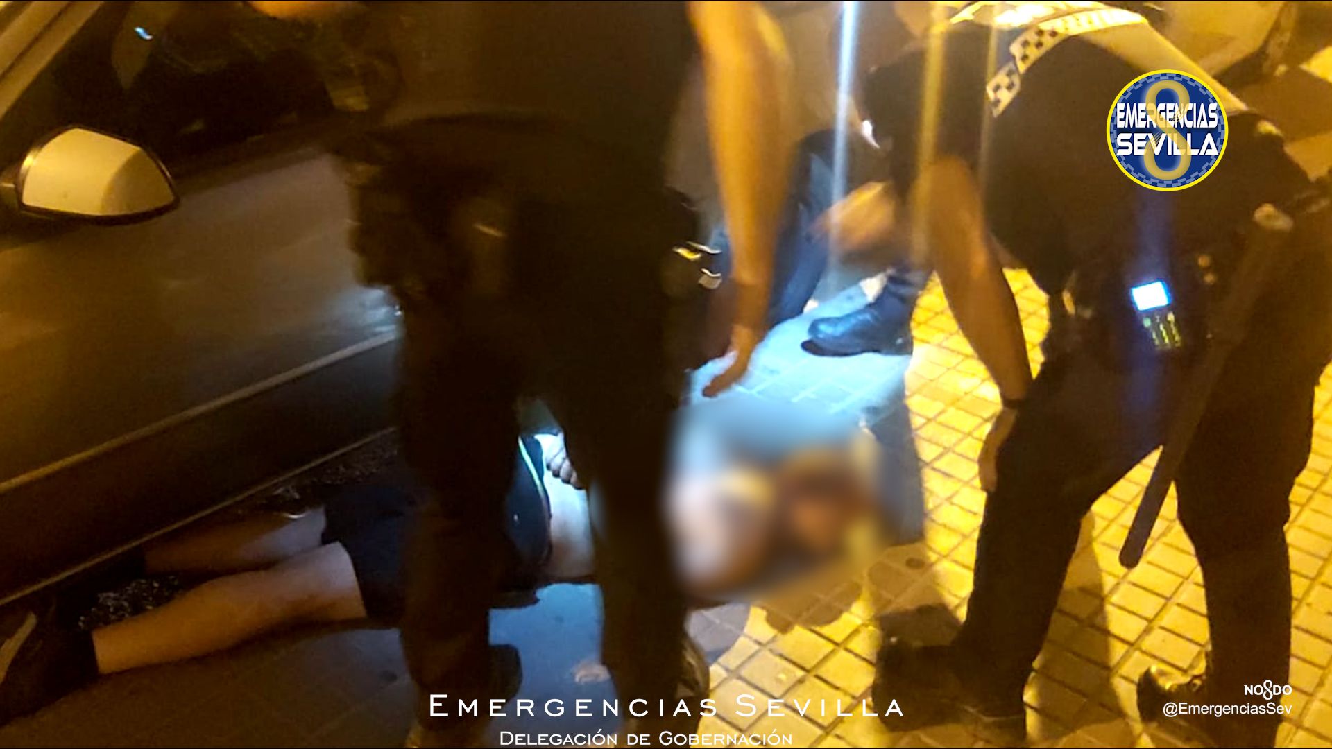 El pirómano, tendido en el suelo, tras la actuación policial.