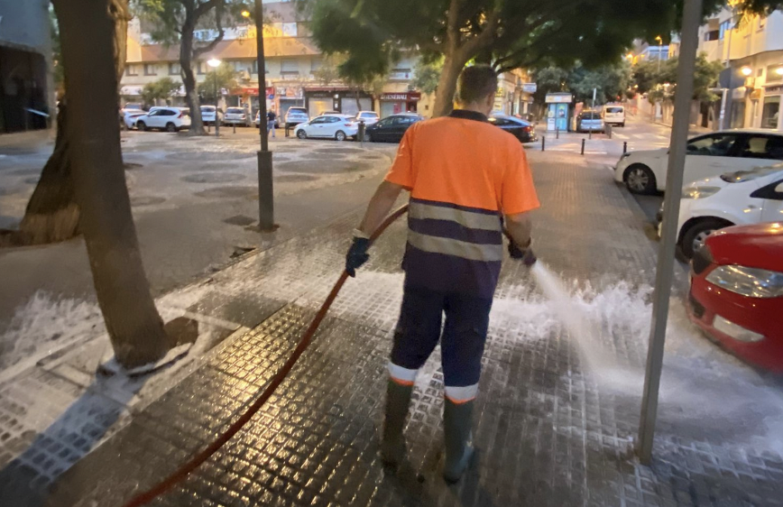 Trabajador del servicio de limpieza de Cádiz.