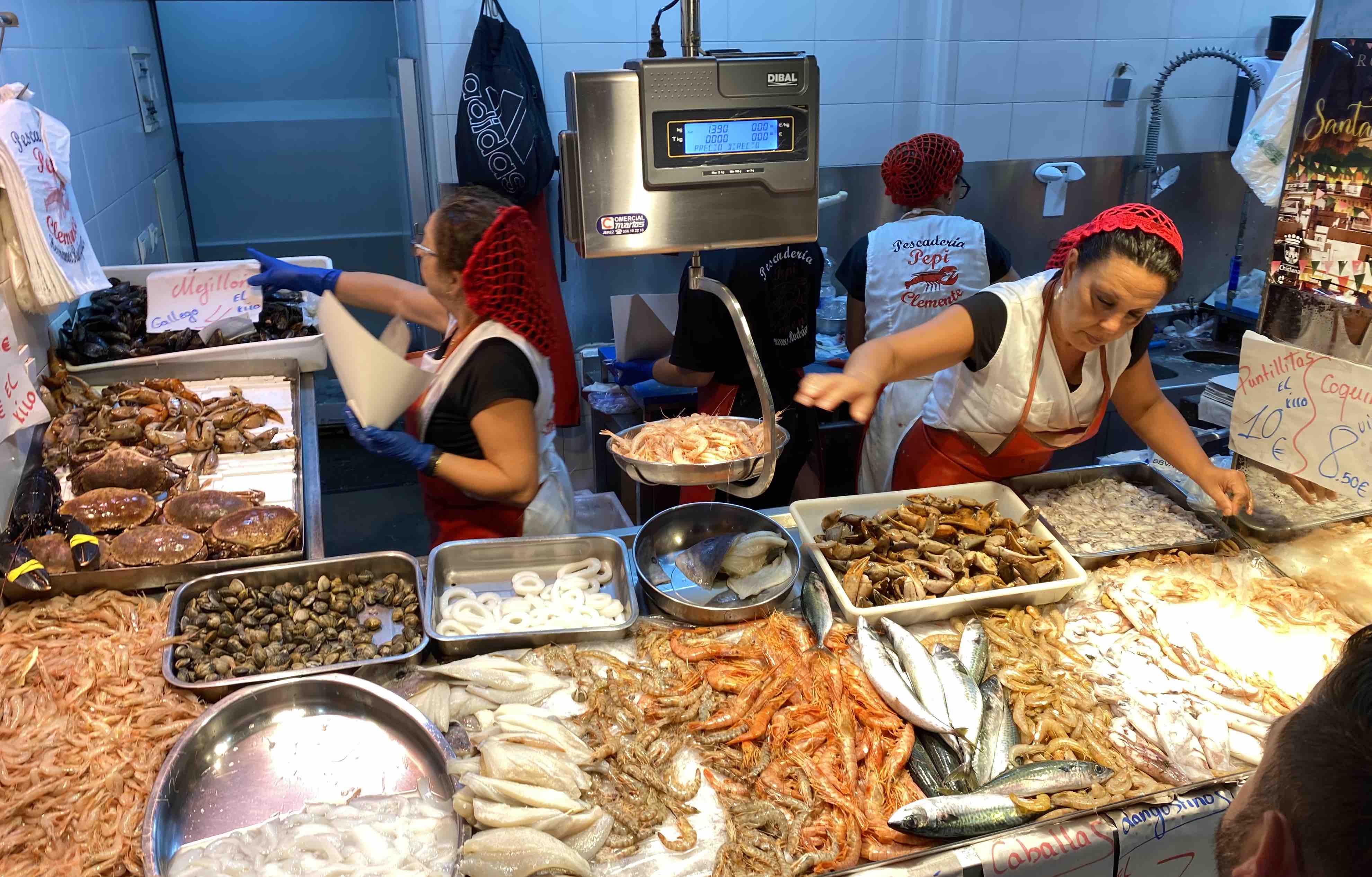 Detallistas del mercado de abastos de Chiclana, en días pasados.