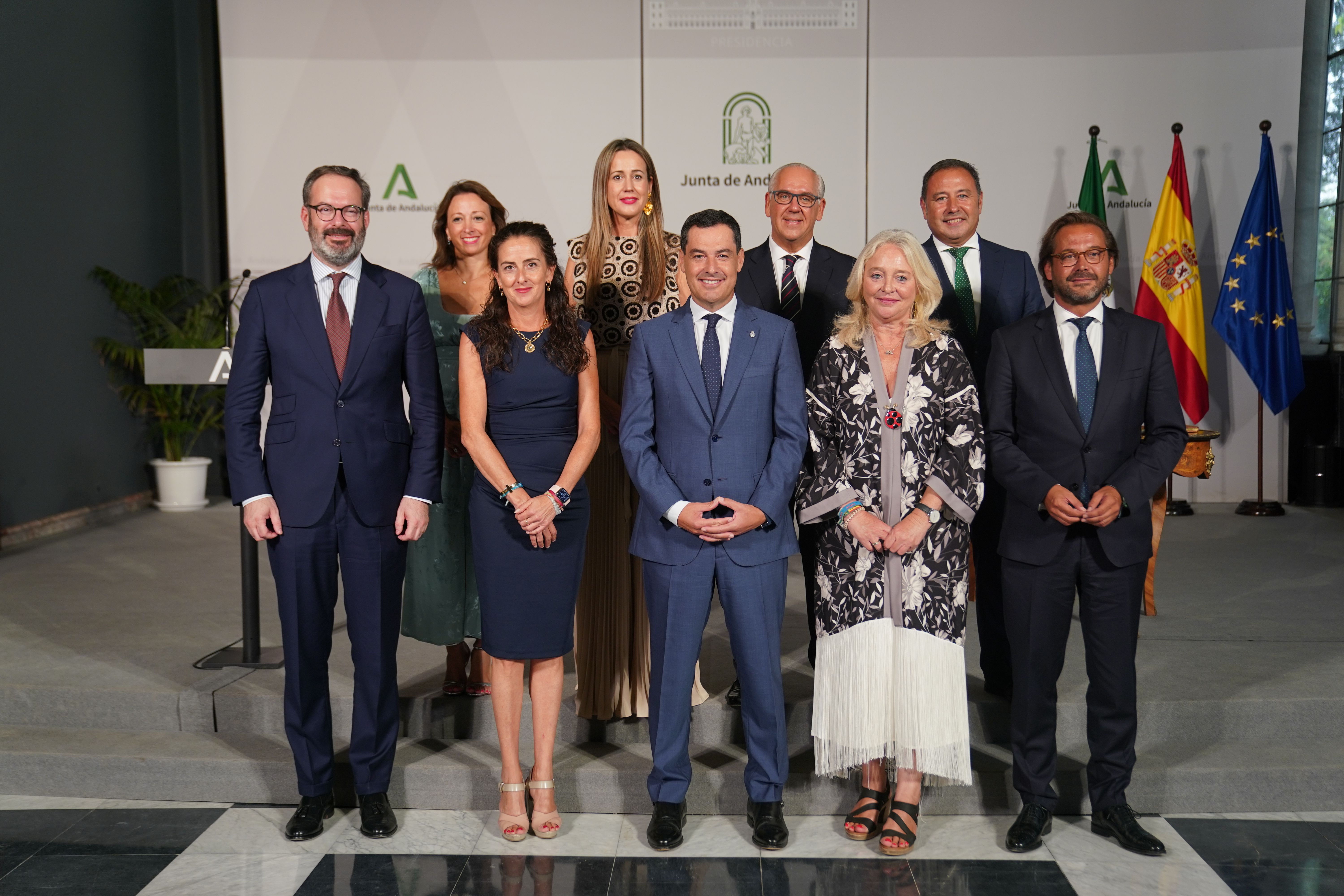 El presidente de la Junta de Andalucía, Juanma Moreno, y el consejero de Presidencia, Antonio Sanz, este pasado martes en la foto de familia con los delegados de Gobierno  - algunos de ellos diputados en el Parlamento - tras su toma de posesión.