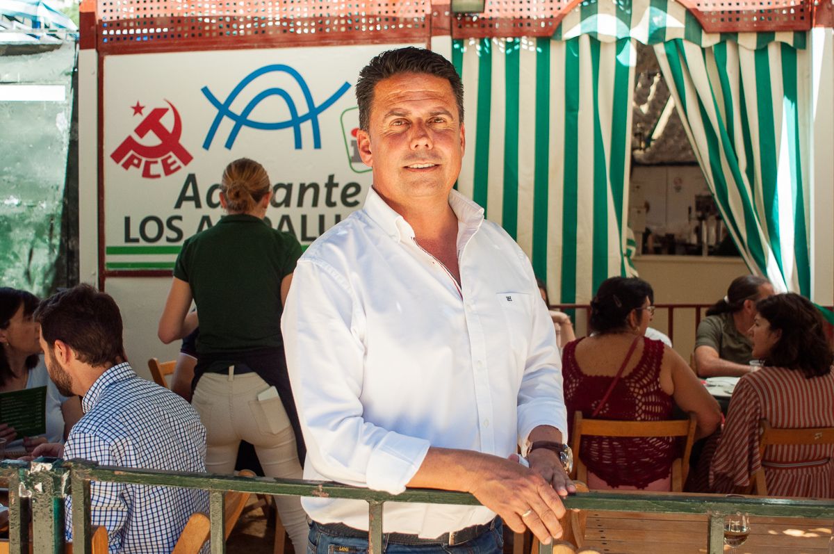 Manuel Bertolet posando para lavozdelsur.es en la caseta de Los Andaluces. FOTO: MANU GARCÍA.
