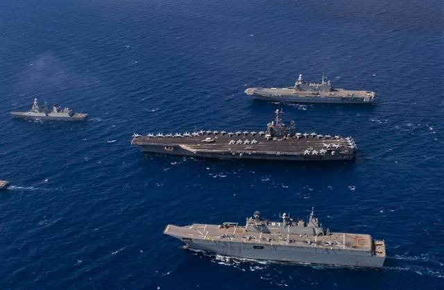 El LHD Juan Carlos I navega junto con los portaaviones Harry S. Truman y Cavour. US NAVY