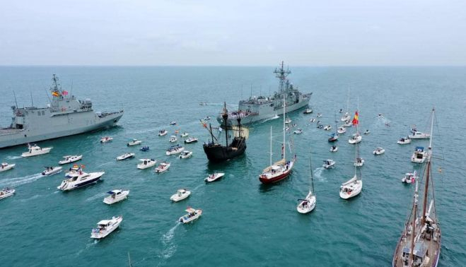 Unidades de la Armada y embarcaciones acompañan a la Nao Victoria.  PRENSA