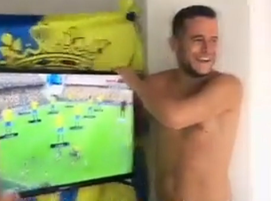 Un aficionado sujeta un televisor para que los abonados no se pierdan el Cádiz CF.