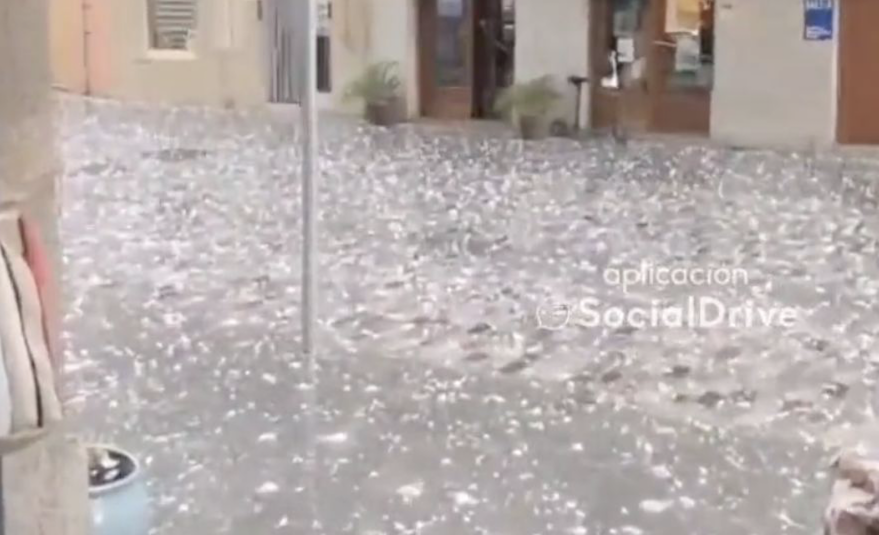 Una potente tormenta de granizo ha dejado daños materiales, una veintena de heridos y un bebé fallecido en Cataluña.
