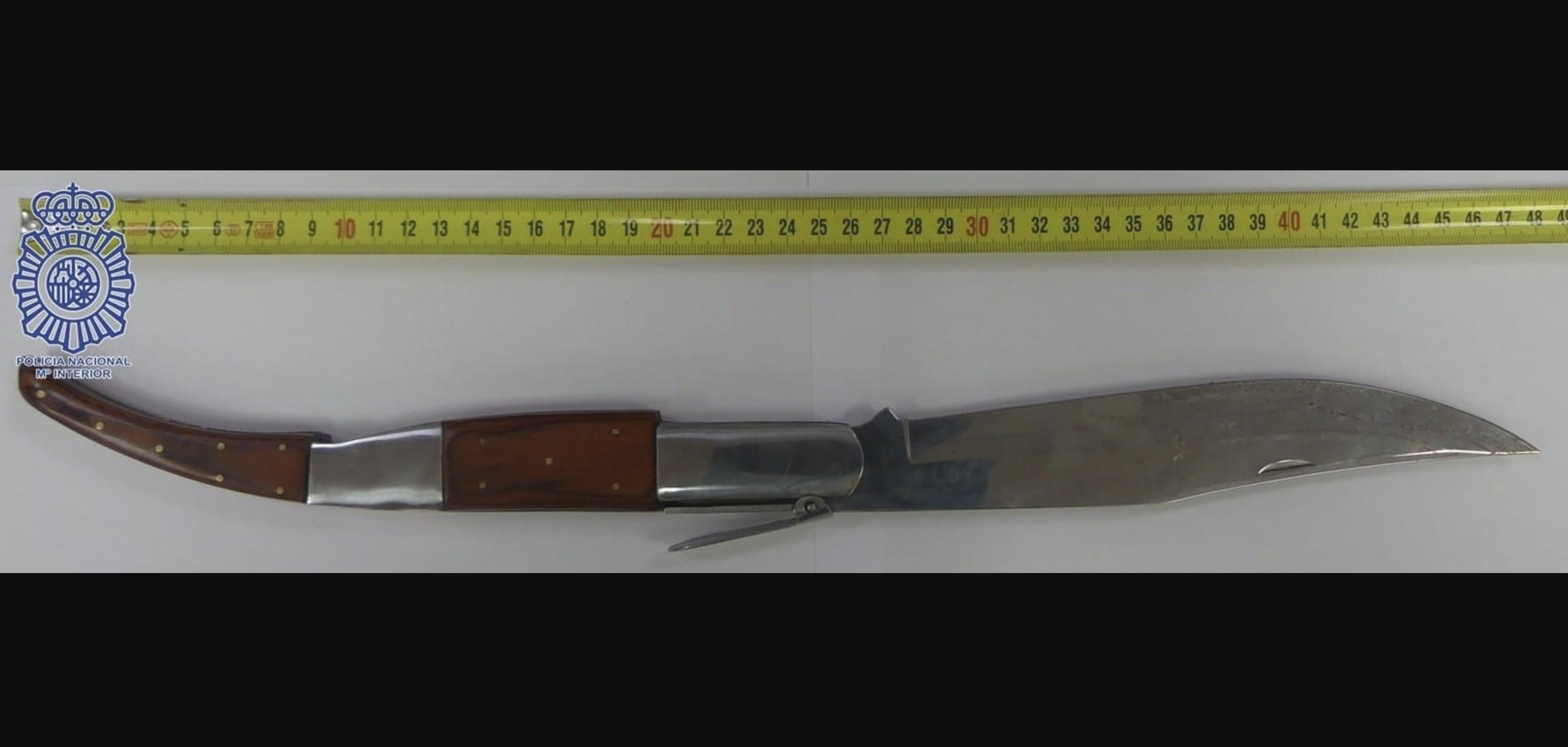 Imagen del cuchillo intervenido por la Policía Nacional tras el altercado ocurrido en una discoteca de Dos Hermanas.