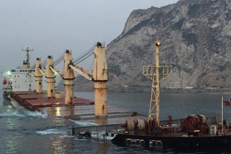 El barco encallado junto al Peñón.