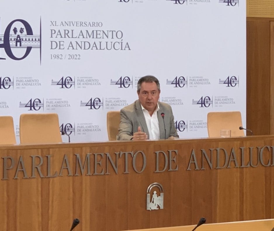 Juan Espadas durante la rueda de prensa en el Parlamento.