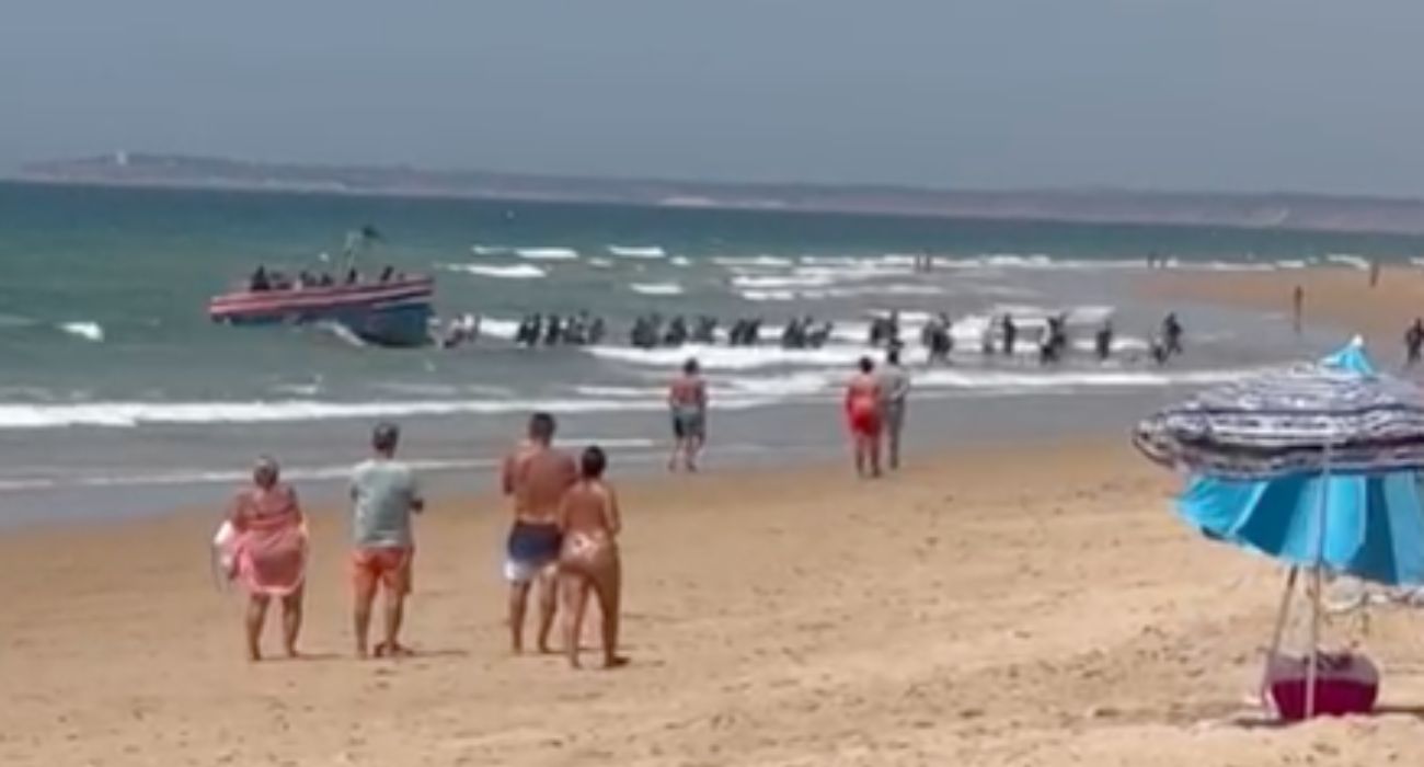 Así han desembarcado cuarenta migrantes en la playa de La Mangueta.