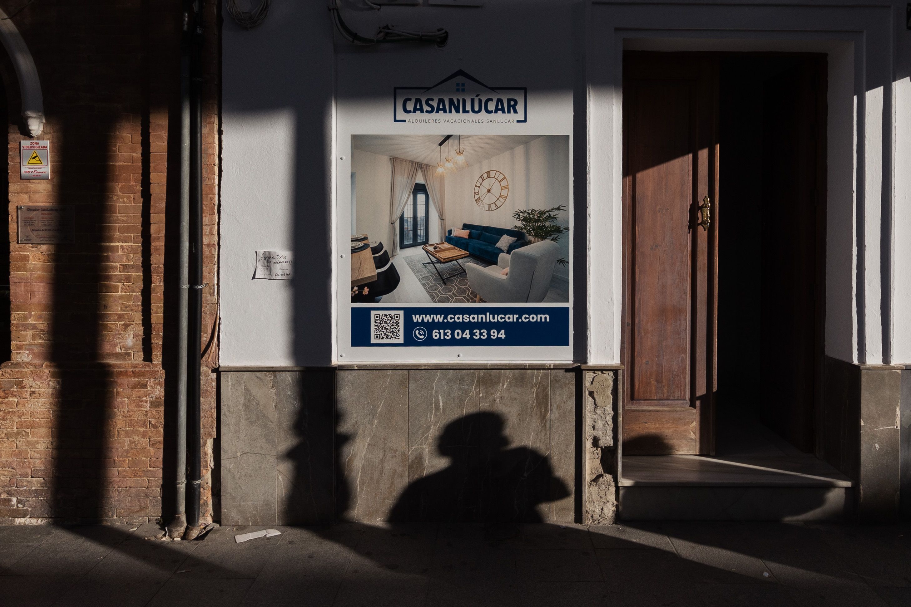 Un cartel de alquiler en Sanlúcar.
