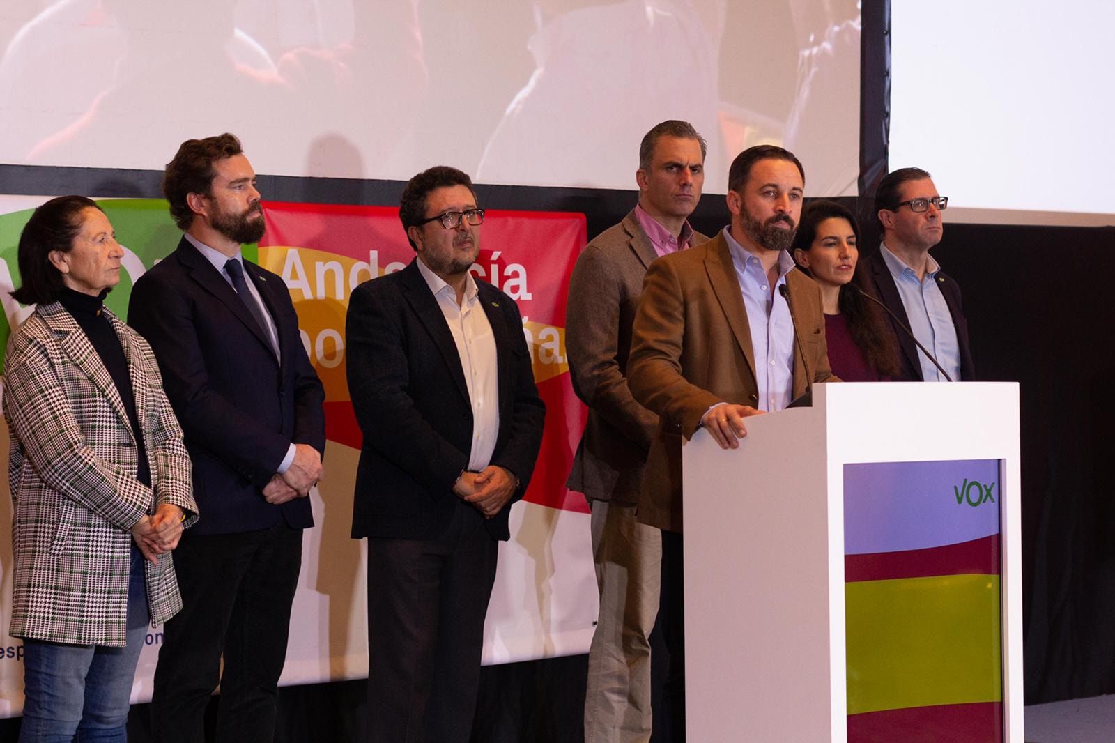 El líder de Vox, Santiago Abascal, junto al presidente del partido en Andalucía, Francisco Serrano, y otros miembros de la formación. FOTO: VOX ESPAÑA.