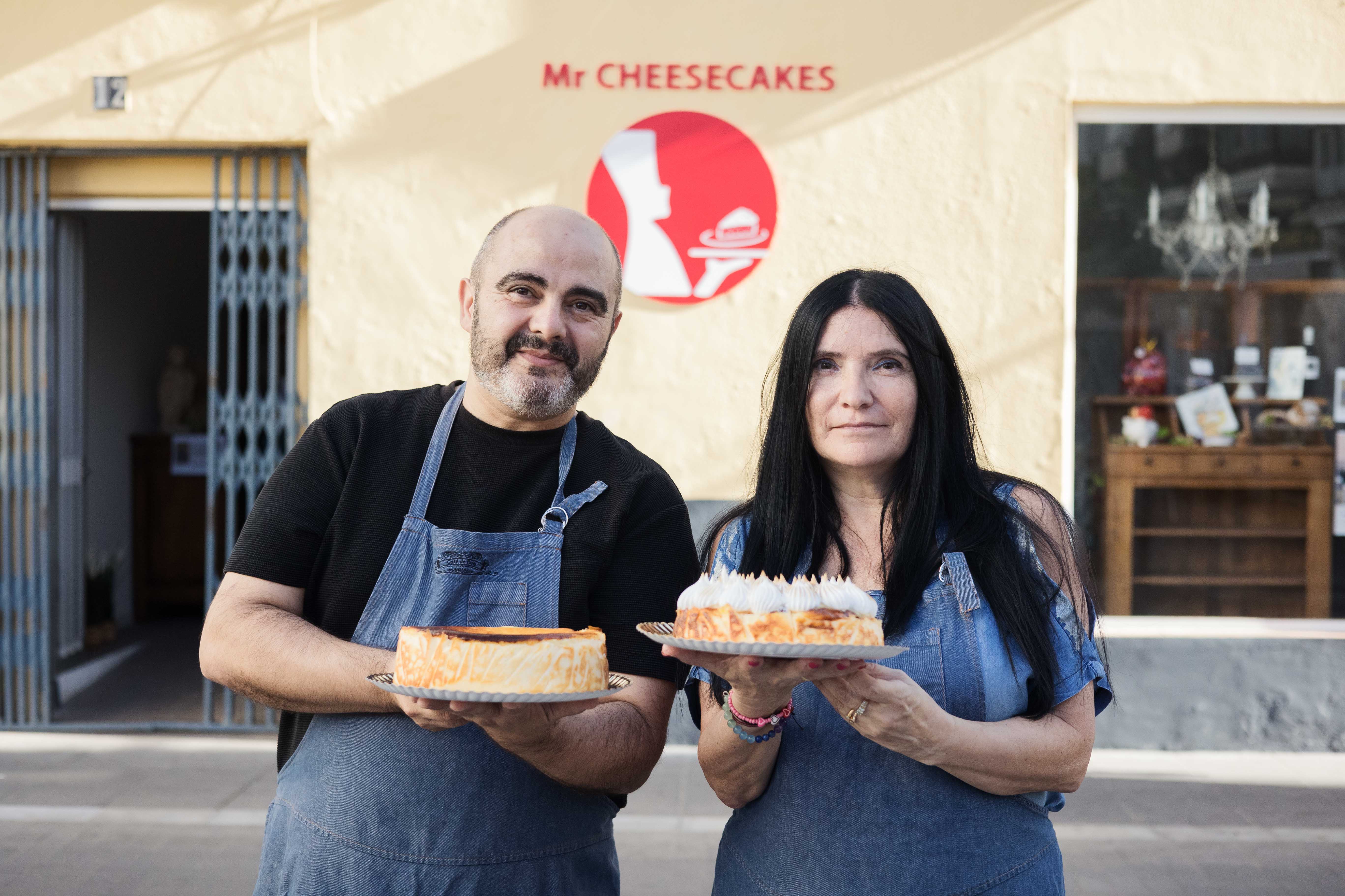 Iñaki de Cáceres  y Monique Presa, dueños de Mr. Cheesecakes.  "Un oasis en Sanlúcar para los amantes de la tarta de queso: "La repostería requiere amor y buena materia prima"