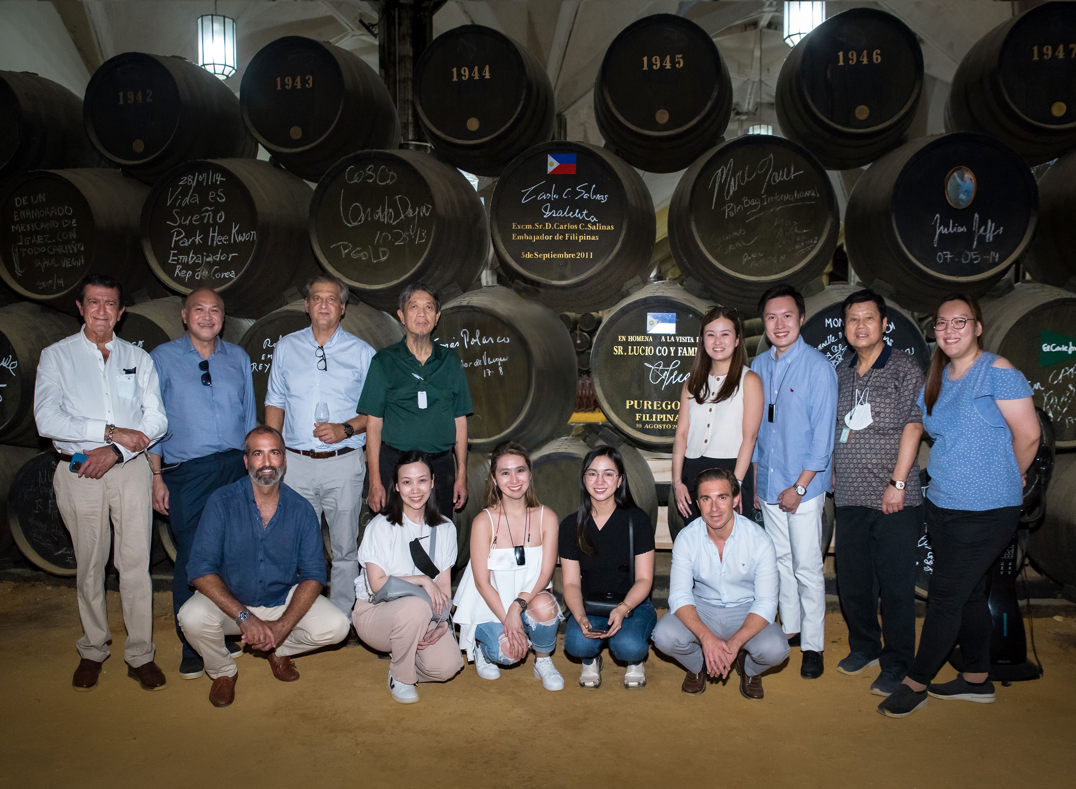 Miembros de la dirección de Williams & Humbert posan con Lucio Co en una visita a las bodegas jerezanas.