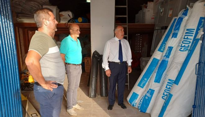 El alcalde durante la supervisión del material en el Rinconcillo.