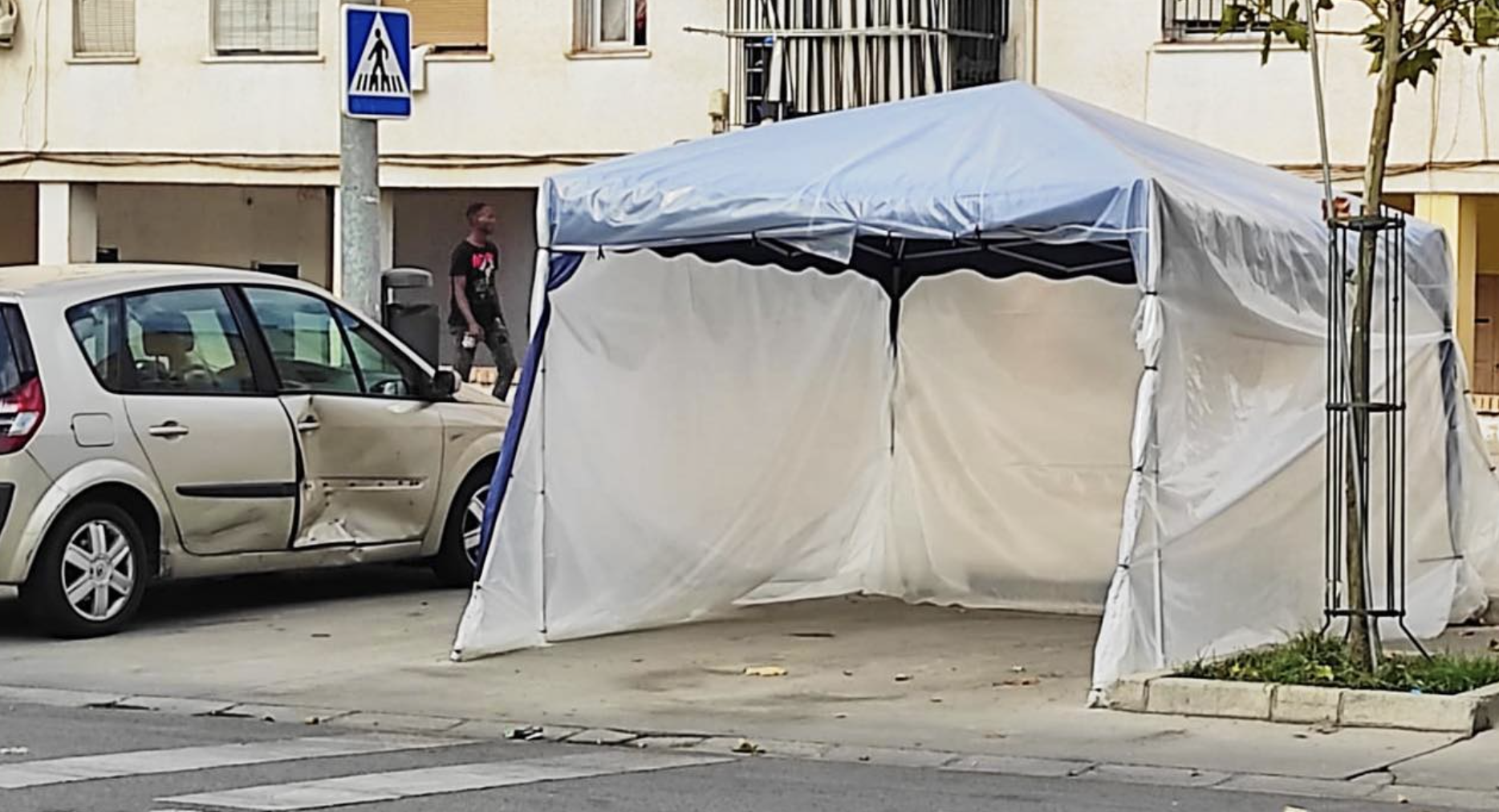 Carpa instalada en un aparcamiento desmontada por la Policía en Granada. 