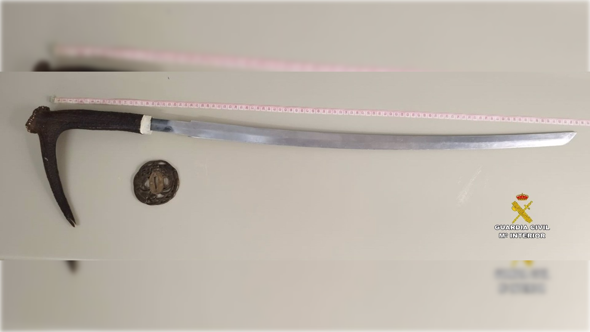 Un hombre amenaza con una catana a las personas que paseaban cerca del centro de salud de Jimena