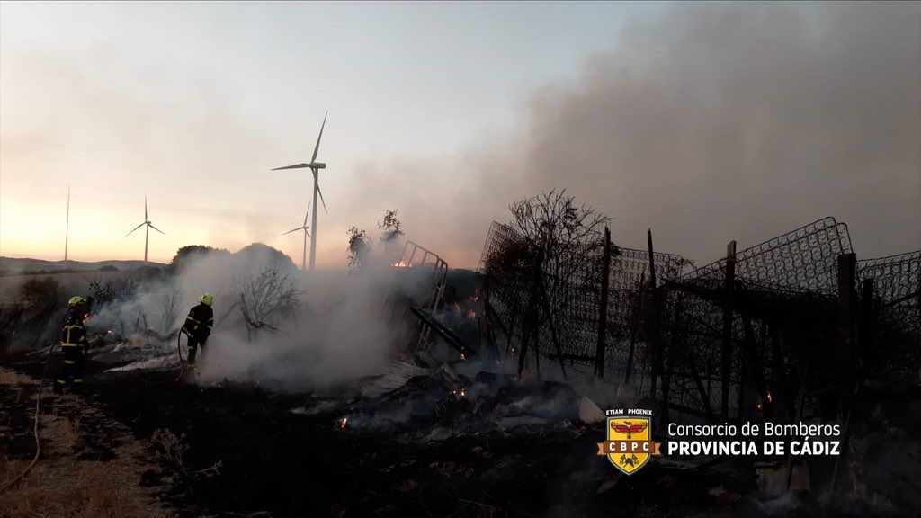 Bomberos del parque de Medina tratando de apagar el incendio entre Paterna de Rivera y Torrecera. Bomberos del parque de Medina tratando de apagar el incendio entre Paterna de Rivera y Torrecera.