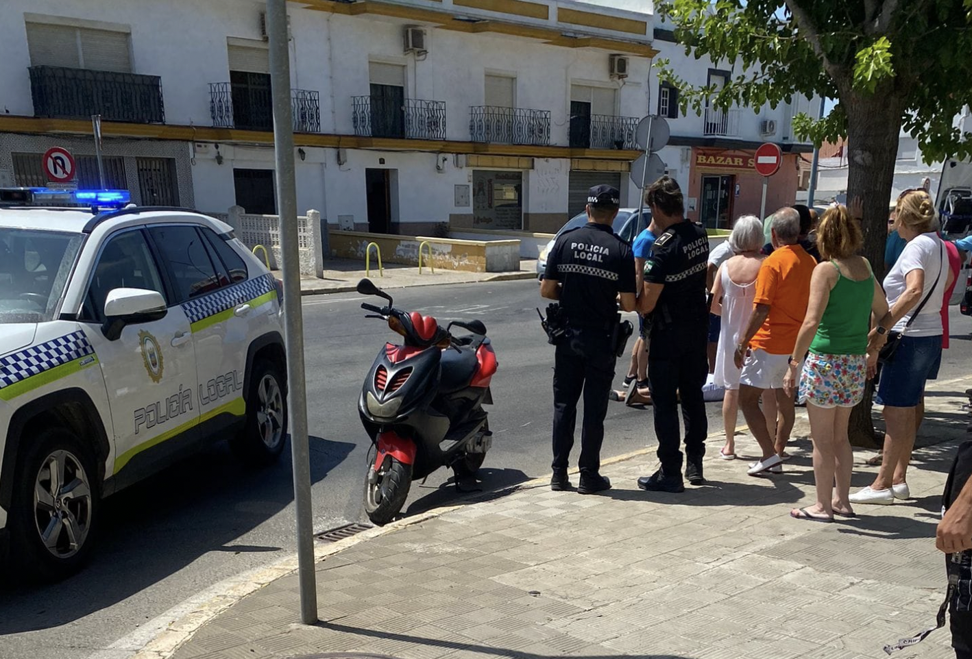 Buscan a una persona que se dio a la fuga tras atropellar a un chiclanero que iba en moto en el callejón Huerta del Rosario.  FACEBOOK