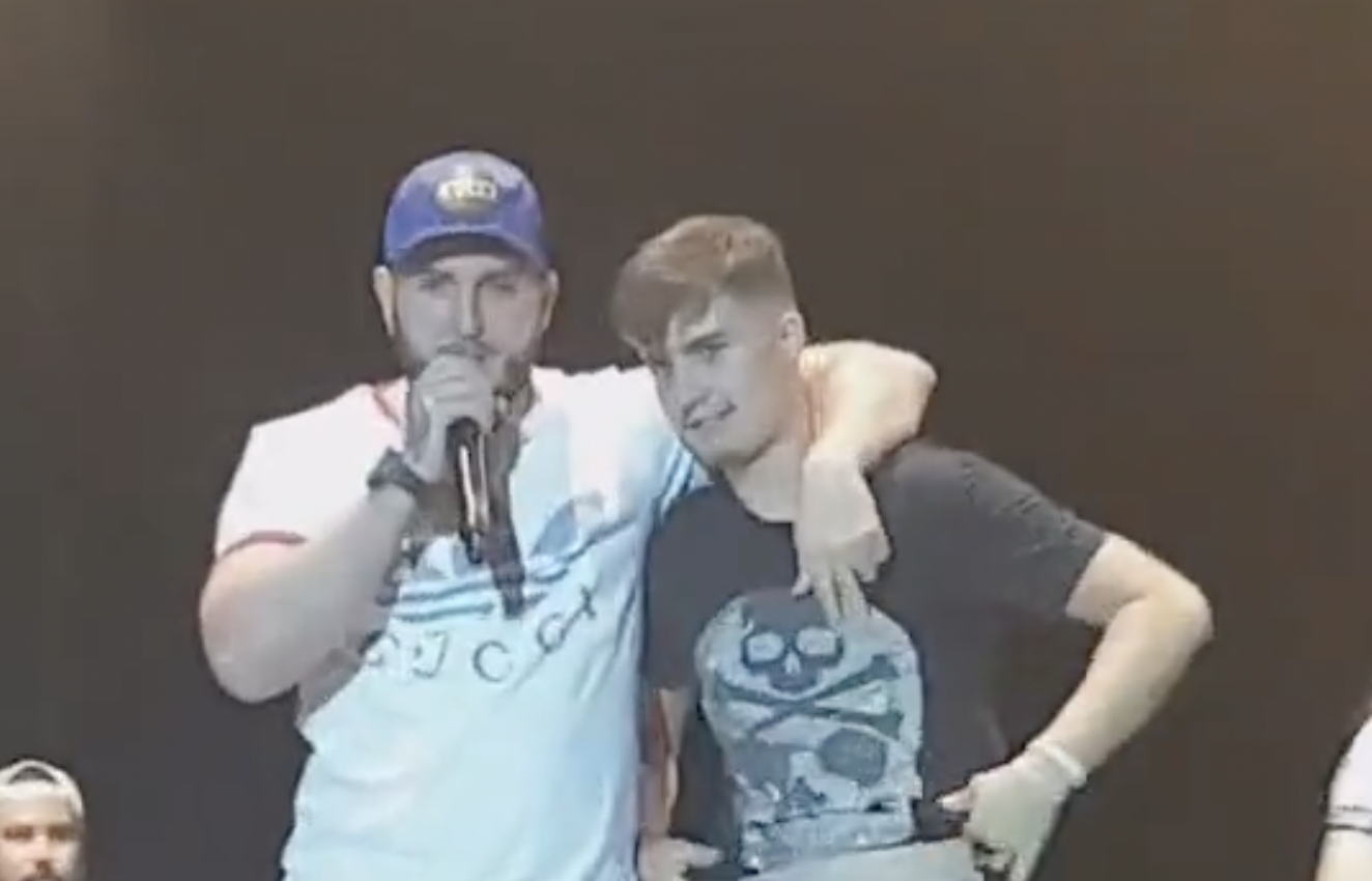 Omar Montes sube al escenario a un joven que le había tirado un mechero en pleno concierto en San Sebastián de los Reyes. Omar Montes sube al escenario a un joven que le había tirado un mechero en pleno concierto en San Sebastián de los Reyes.