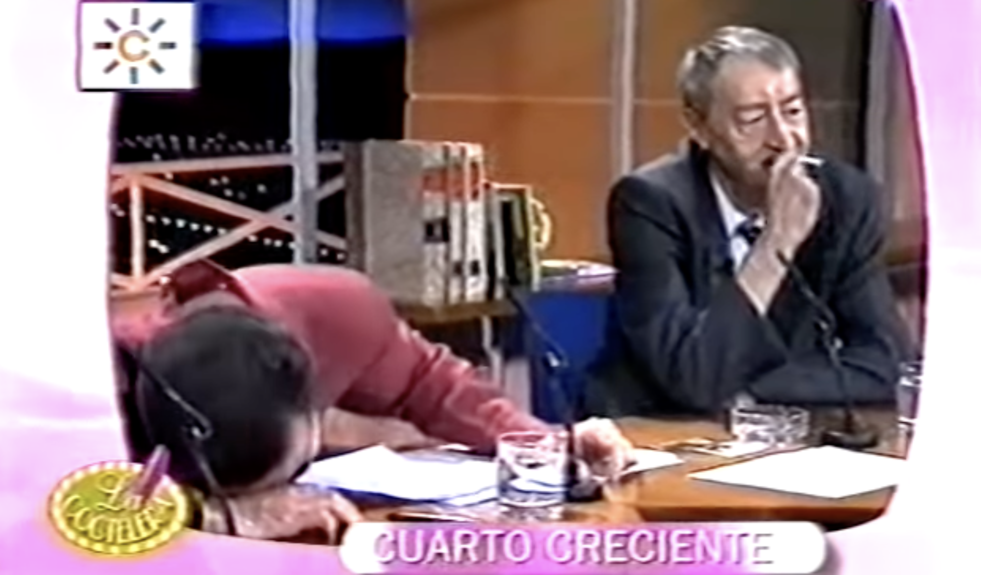 Juan y Medio, desplomado de la risa, en presencia de Silvio, cigarro en mano, durante la entrevista en 'Cuarto creciente', en la RTVA de 1999.