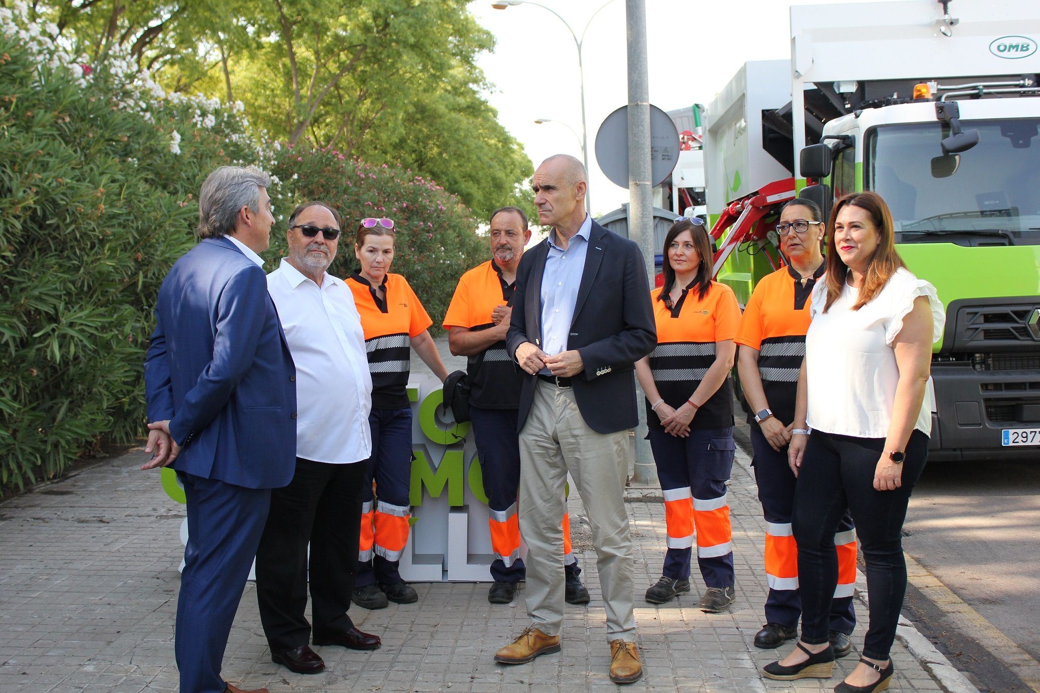 El alcalde de Sevilla con trabajadores de Lipasam.