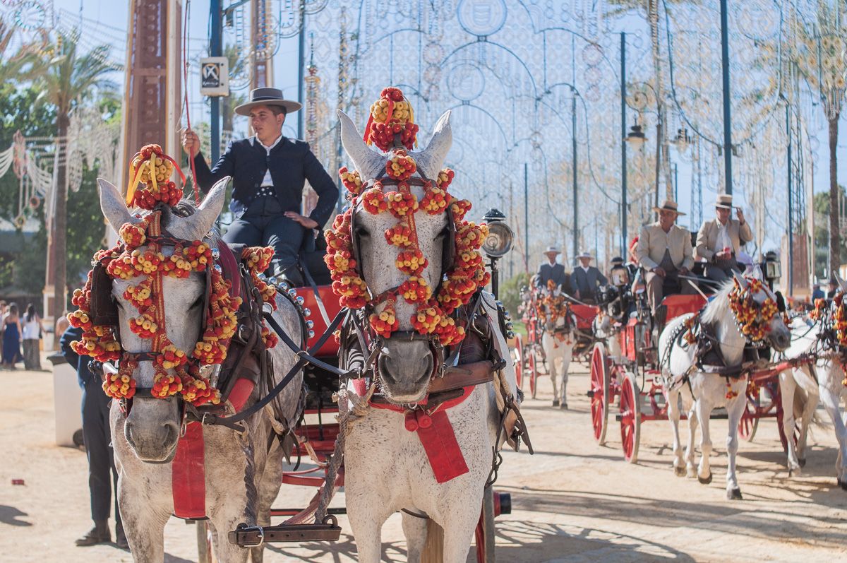 Coches de caballos por el Real, durante la Feria de 2019.