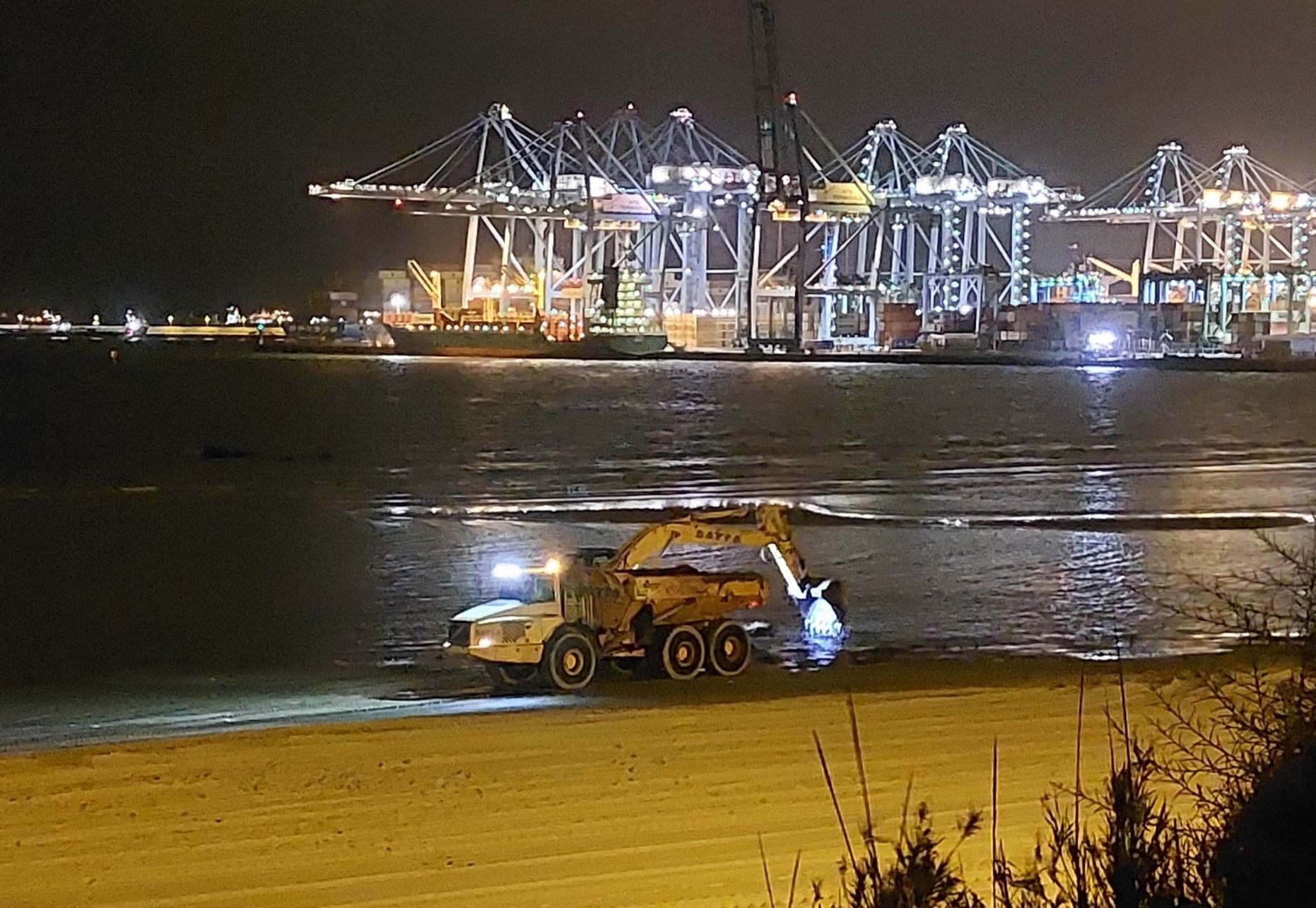 Vecinos avisan de un supuesto robo de arena en la playa del Rinconcillo de Algeciras.