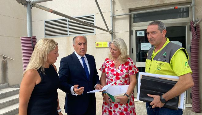 La delegada del Gobierno andaluz en Cádiz, Mercedes Colombo, con alcaldes. JUNTA ANDALUCIA