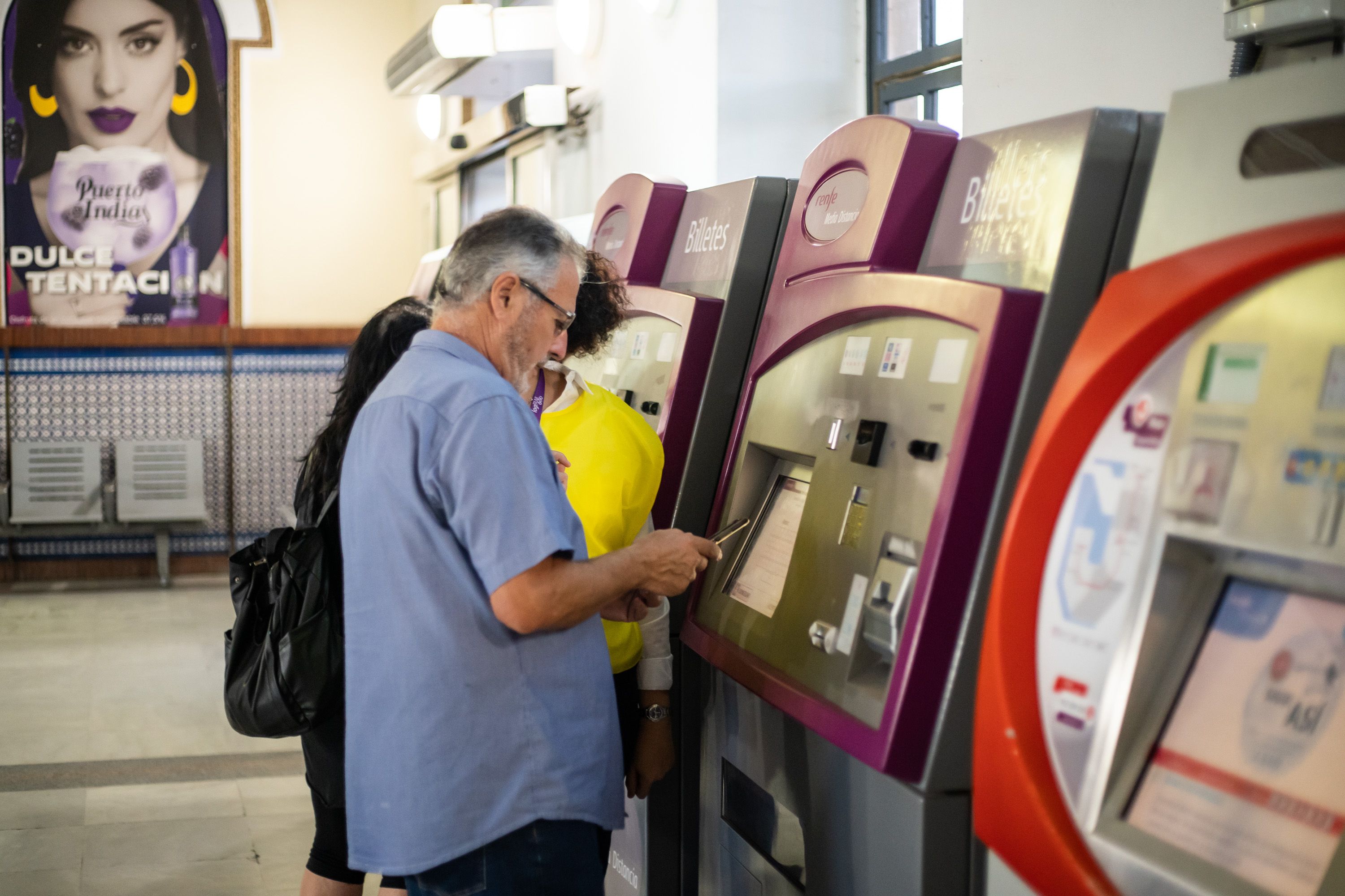 Un jerezano formaliza su próximo viaje en las maquinas de autoventa.
