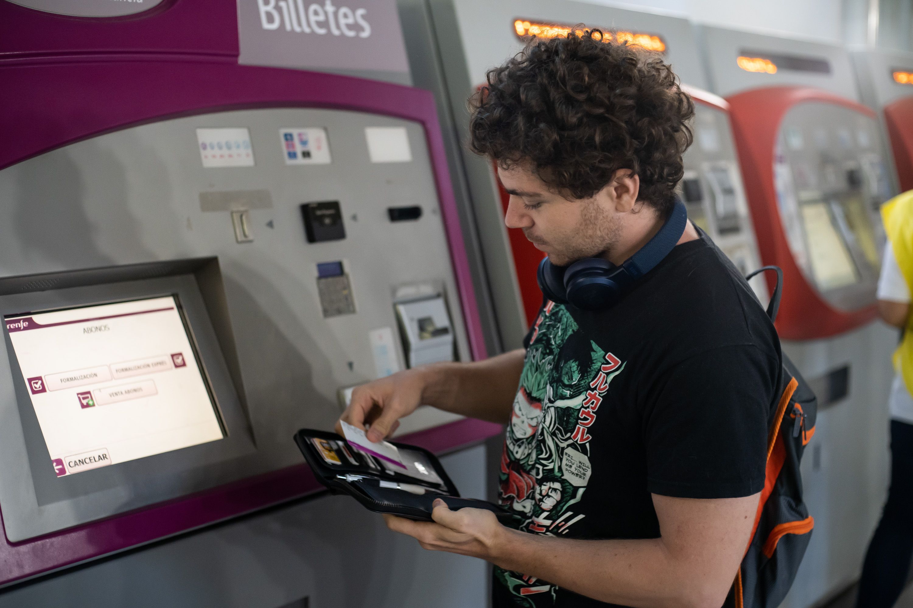 Daniel durante el proceso para sacar su billete de tren.