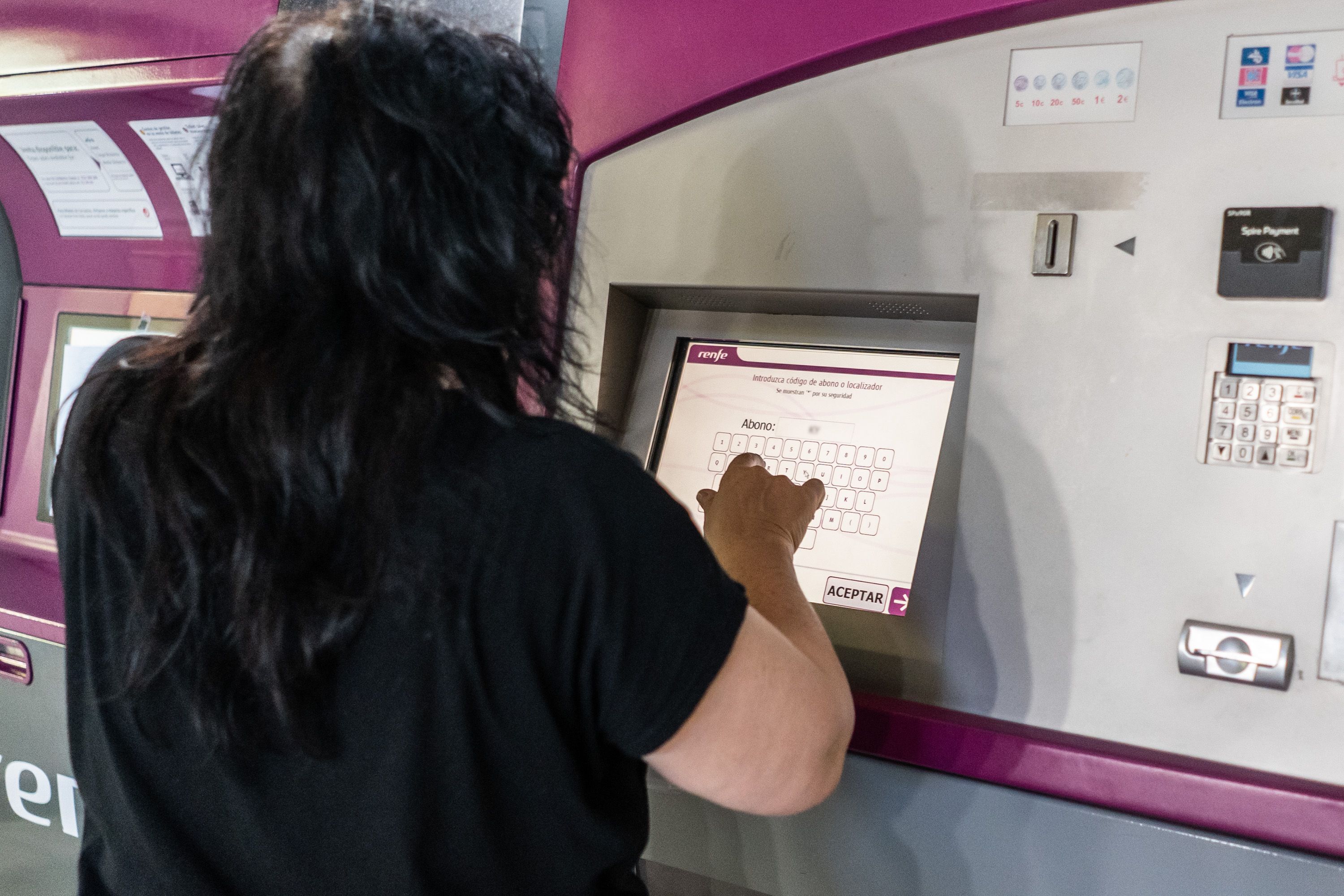 Una viajera introduce su código localizador para sacar su billete. JAVIER VELA