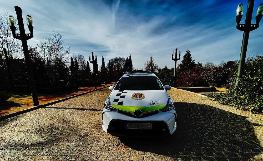 Vehículo de la Policía Local de Granada, donde fue detenido el acosador de 60 años.