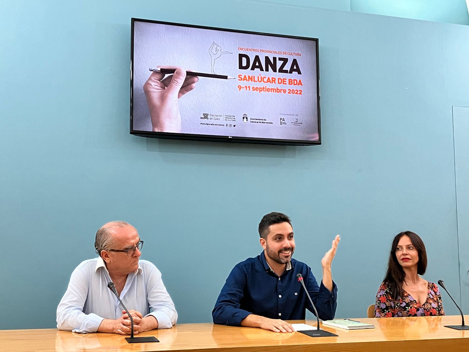 Antonio González Mellado, en el centro, junto a Manuel Lobato y Mónica González, en la presentación del encuentro de danza en Sanlúcar.