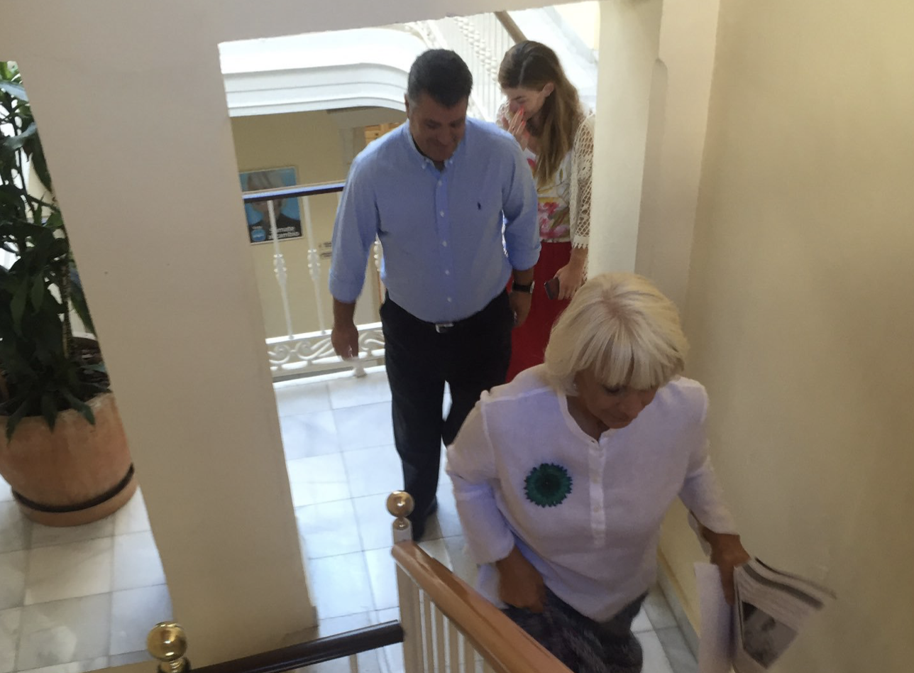 Romaní tras Teófila Martínez, en una imagen de su cuenta personal de Twitter.