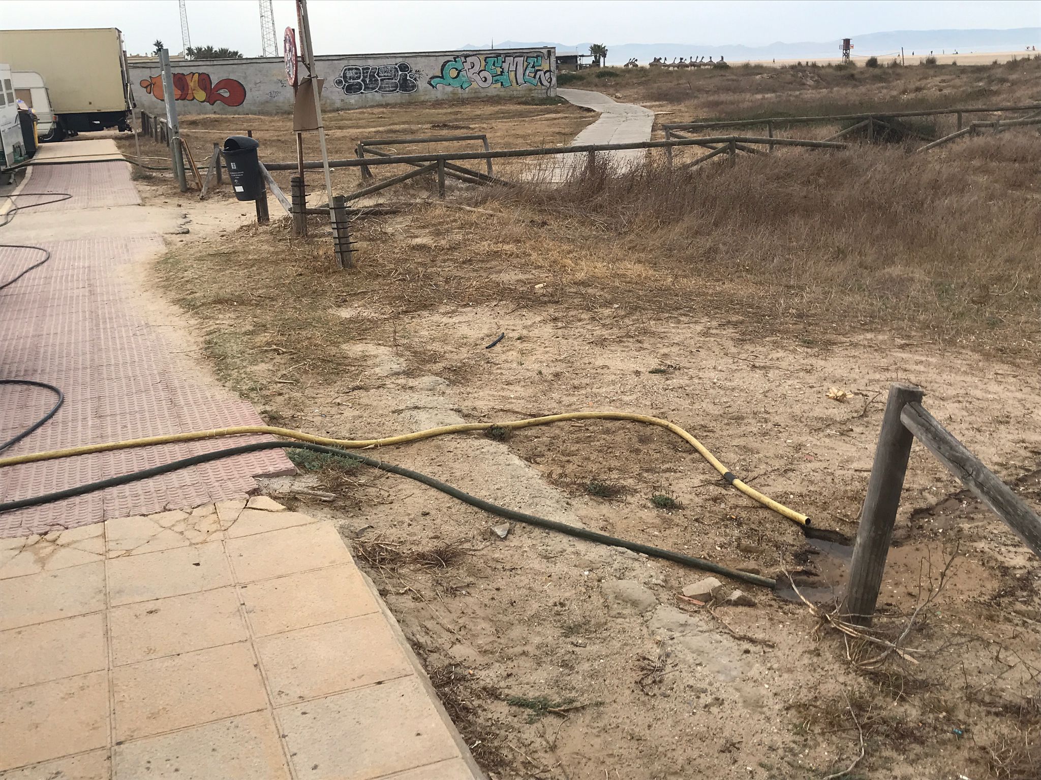 Supuestas aguas residuales vertidas por feriantes en Tarifa.