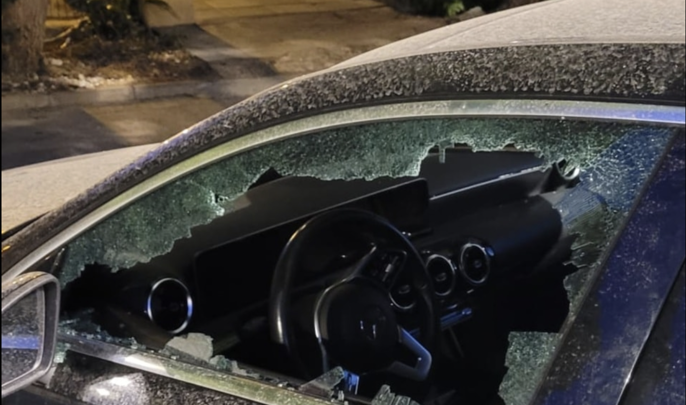 Imagen de la luna destrozada de uno de los vehículos en Algeciras.