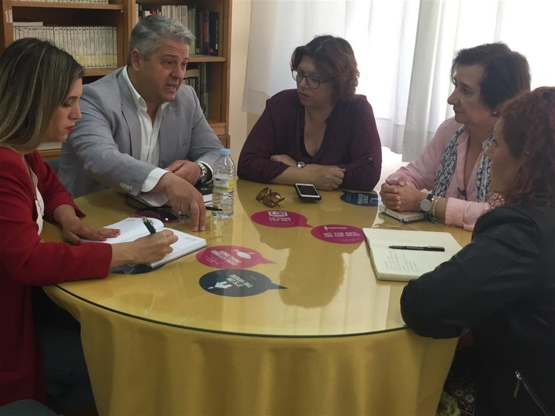 Un momento de la reunión de las parlamentarias andaluzas socialistas con miembros de la Flampa gaditana.